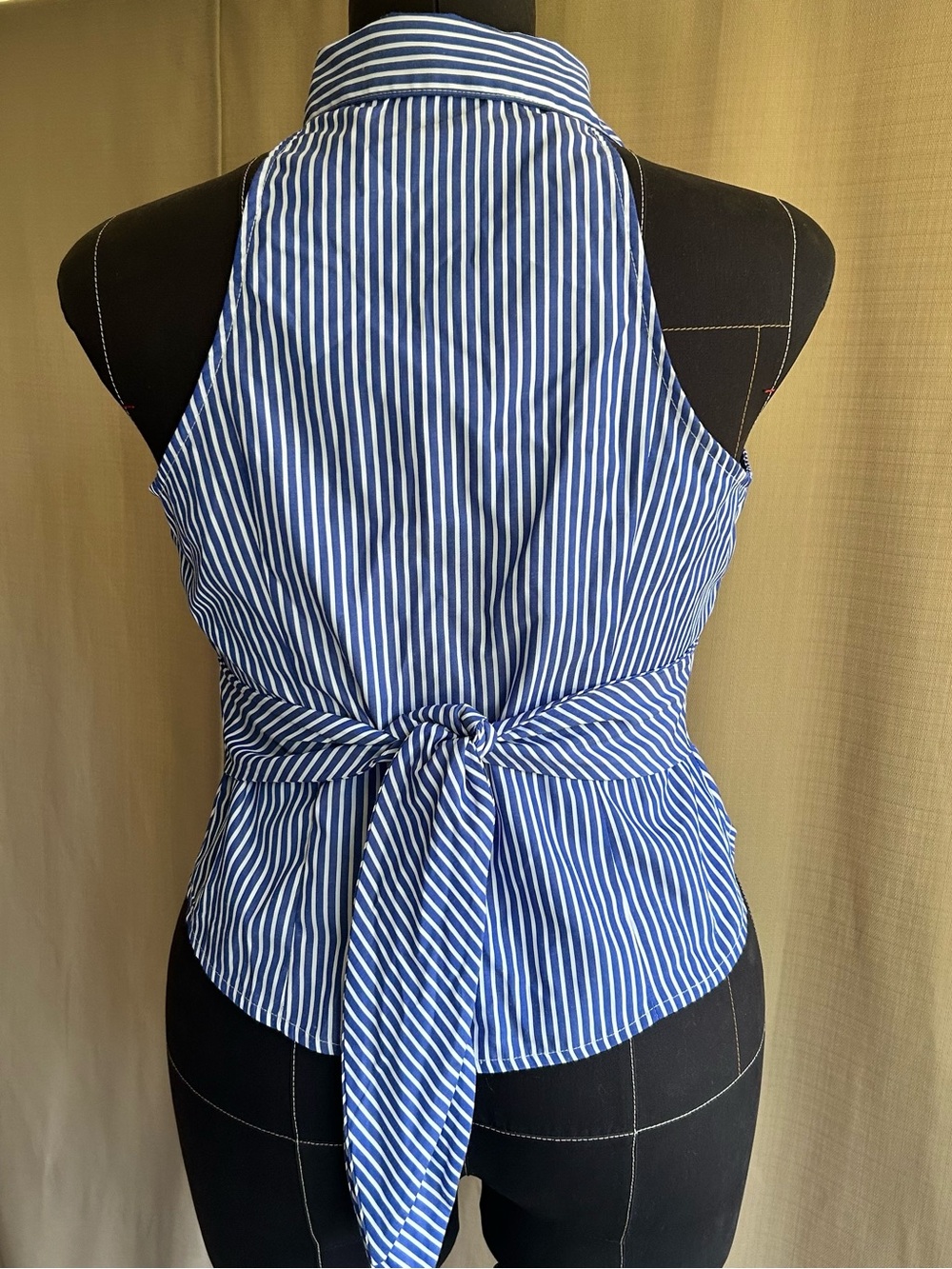 Striped Tie-Waist Crop Top blue and white - Picture 8 of 9